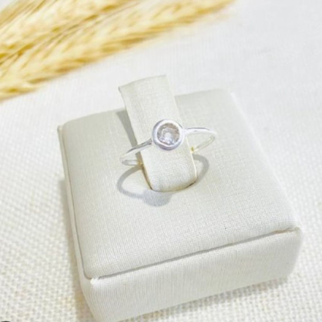 anel  estilo solitário com zircônia redonda e envolvida na prata liso