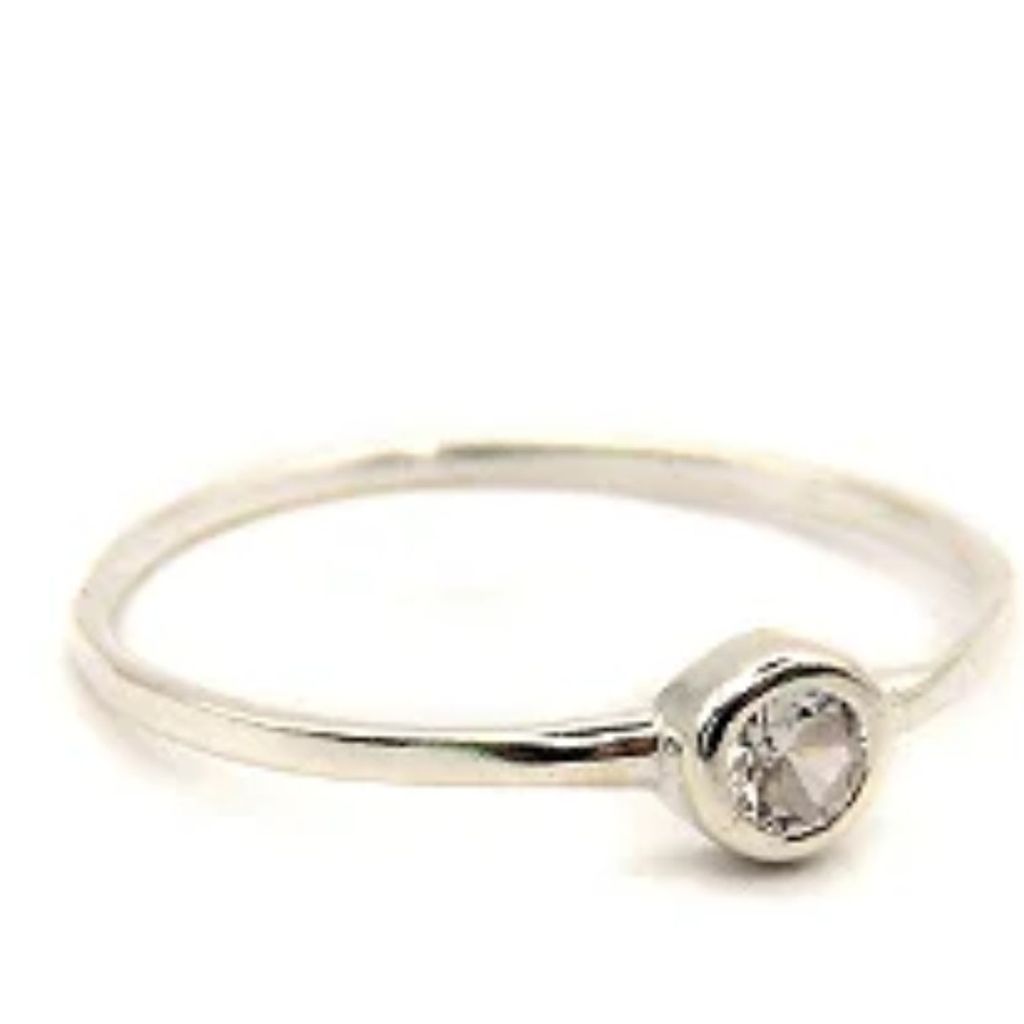 anel  estilo solitário com zircônia redonda e envolvida na prata liso