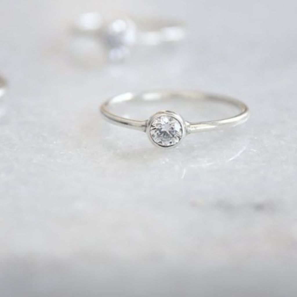 anel  estilo solitário com zircônia redonda e envolvida na prata liso