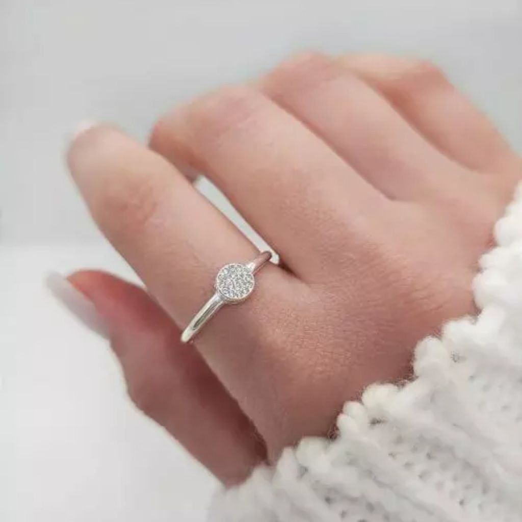 Anel com bolinha redonda cravejada em cima