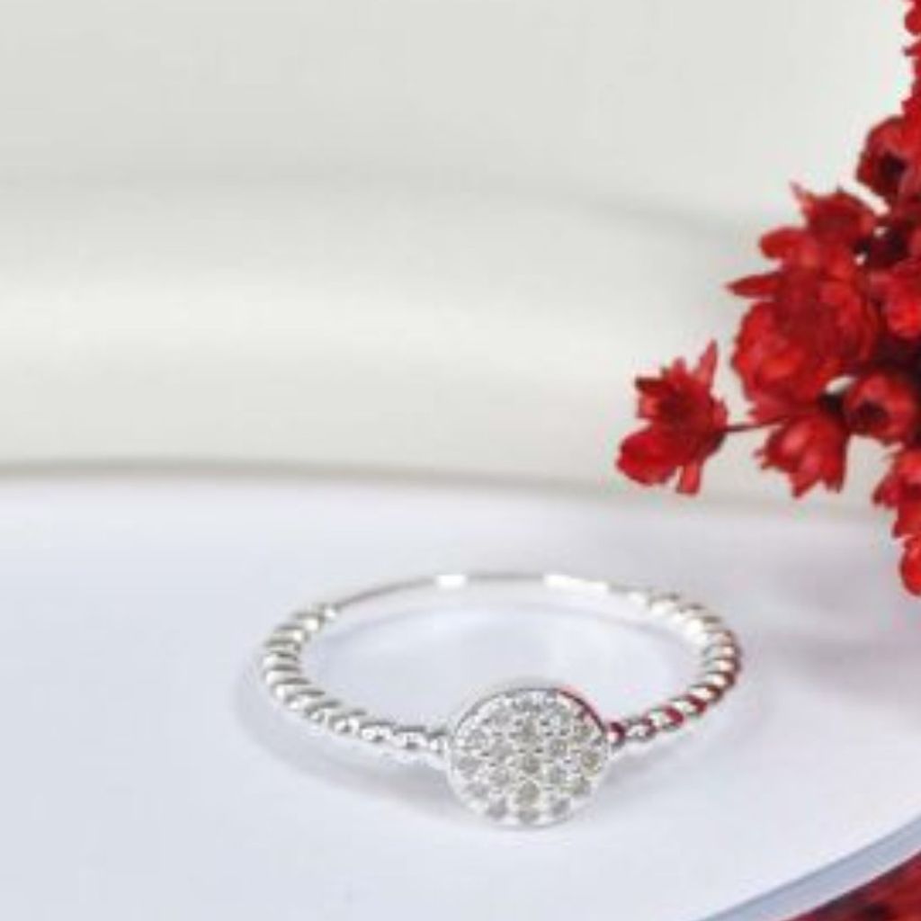 Anel com bolinha redonda cravejada em cima