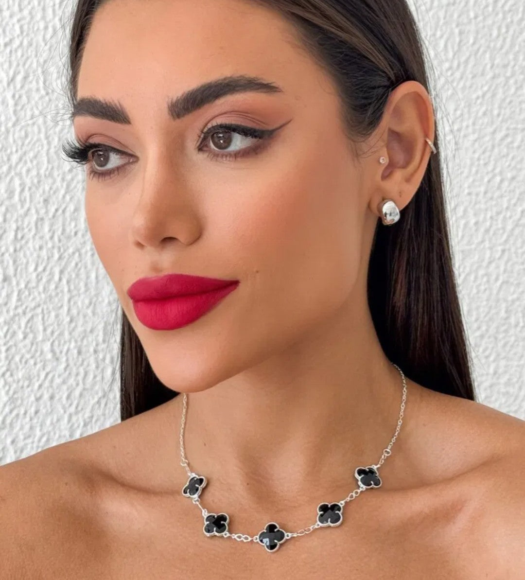 Colar Insp. VG Preta 5 Flores Banhado a Prata