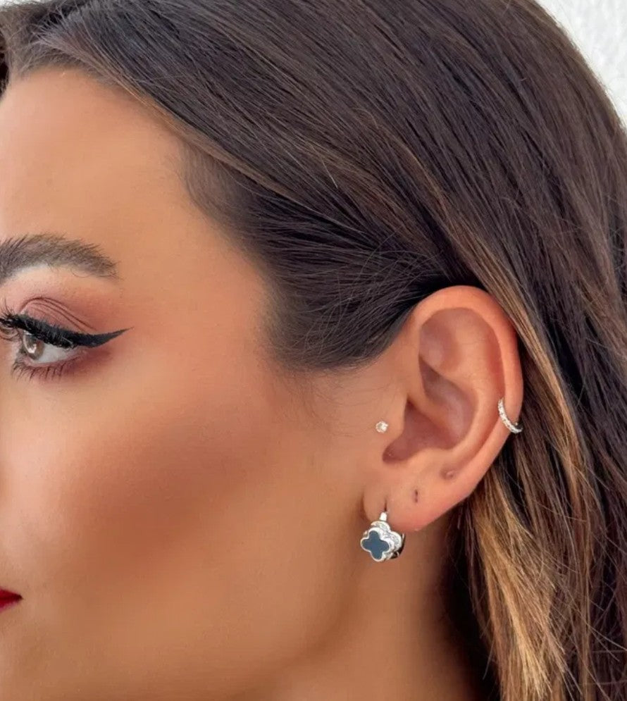 Brinco Folheado a Ouro 18k e Prata Argola Com Inspiração Vg. Branco e Preto