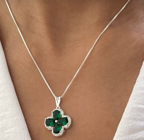 Colar trevo de zircônias verde banhado a prata