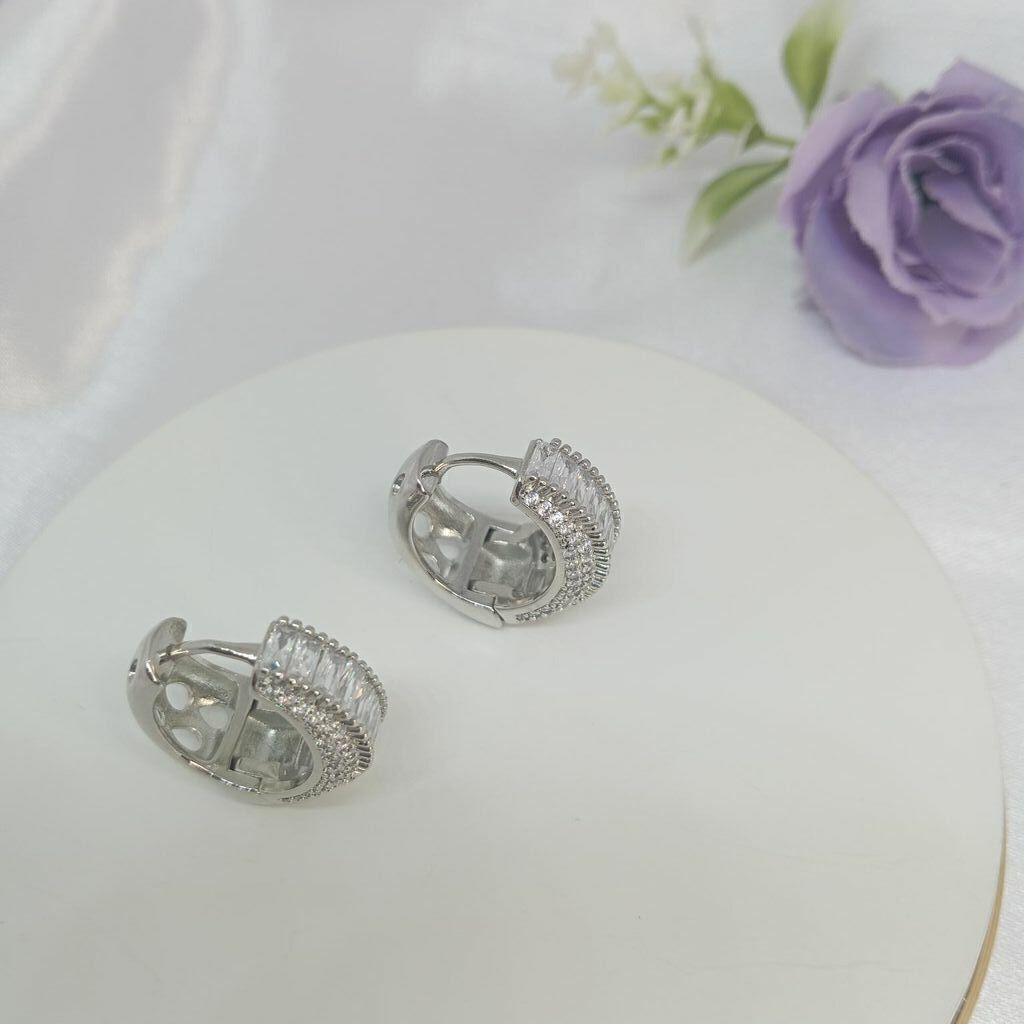 Brinco Argola com click Zircônias Banhado a Ródio