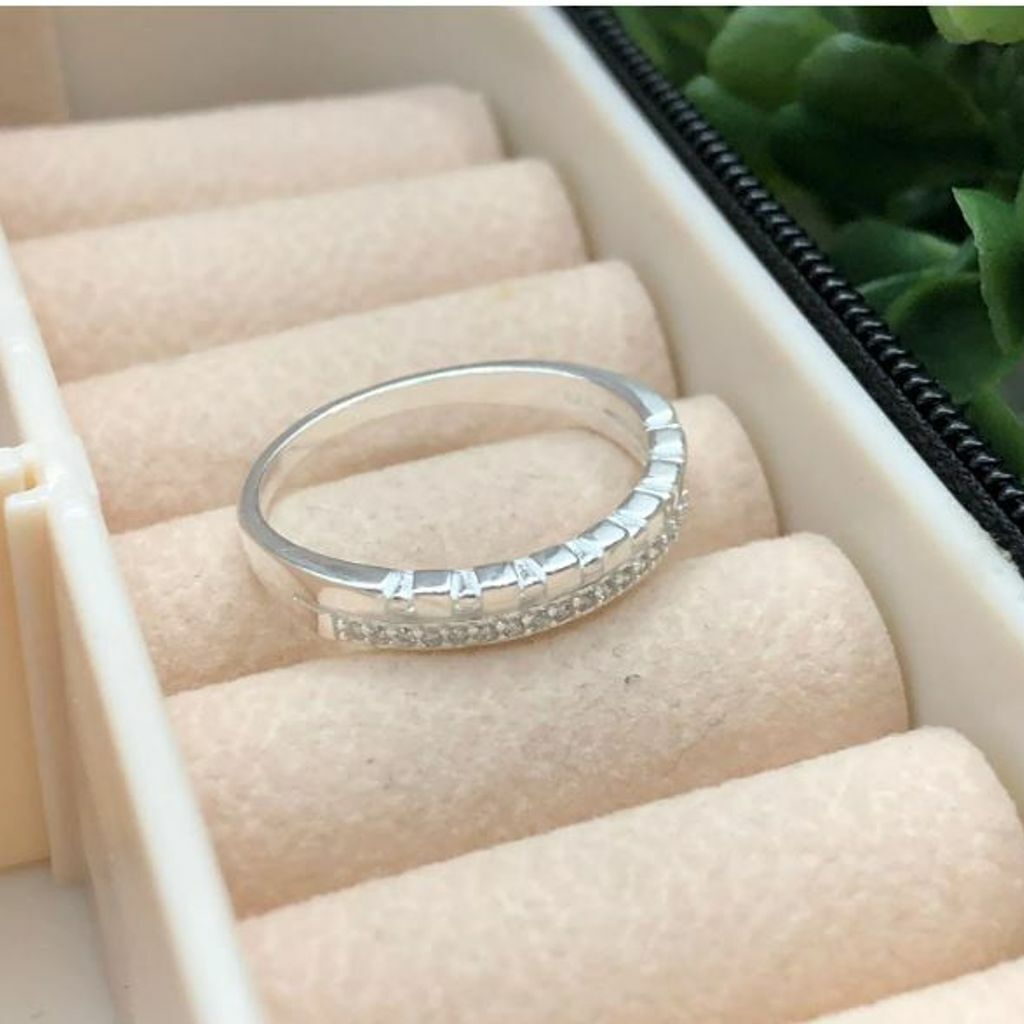 Anel de prata 925 com 1 filete cravejado e 1 trabalhado