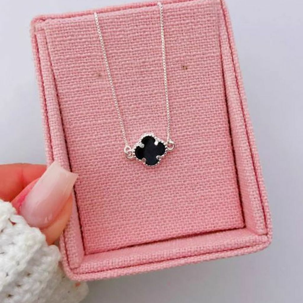 Colar Semi Jóia Trevo Preto Inspiração VG