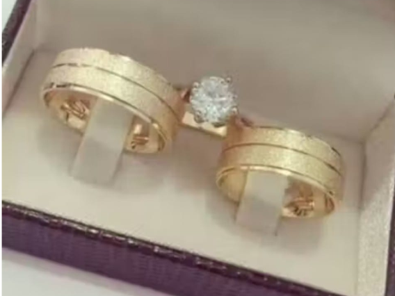 Par de Aliança Tungstênio Fosca com Friso Banhado a Ouro 18k + Solitário