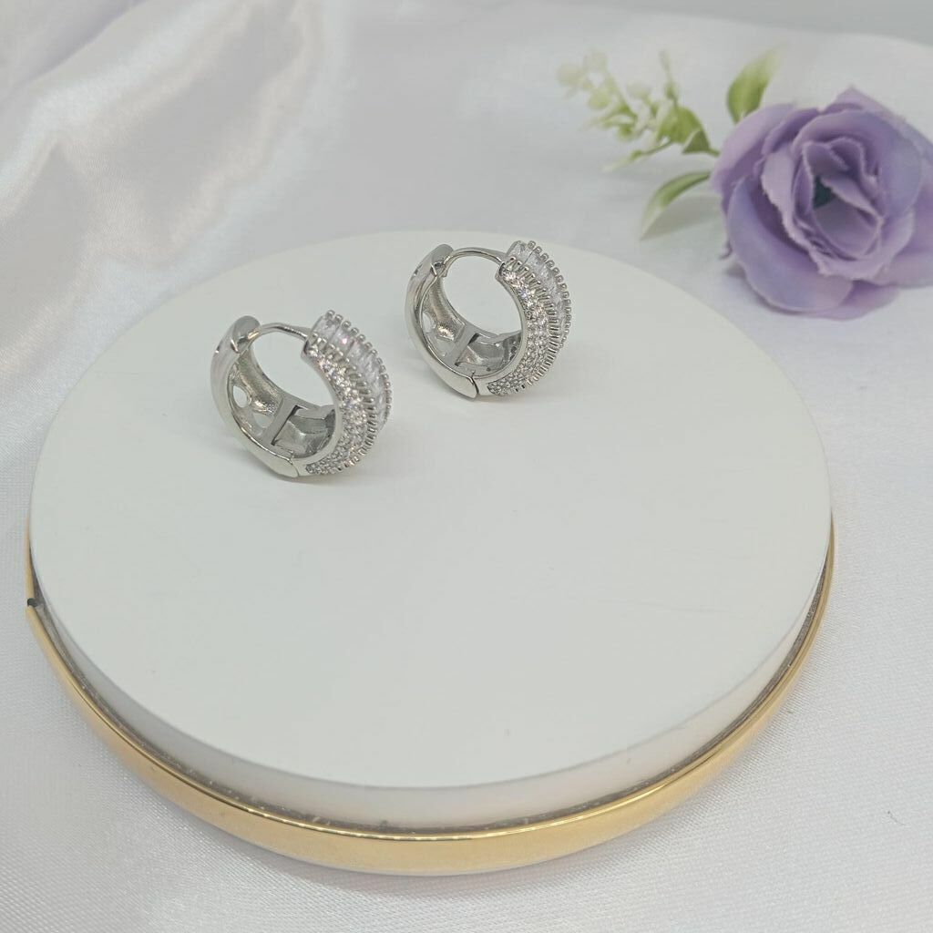 Brinco Argola com click Zircônias Banhado a Ródio