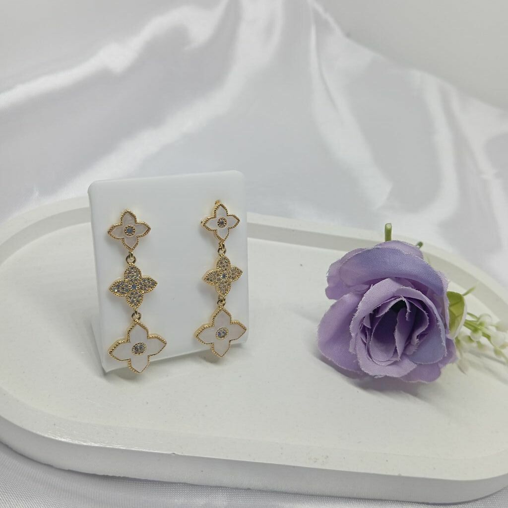 Brinco Madre Perola e Cravejado Folh. A Ouro Inspiração Van Cleef